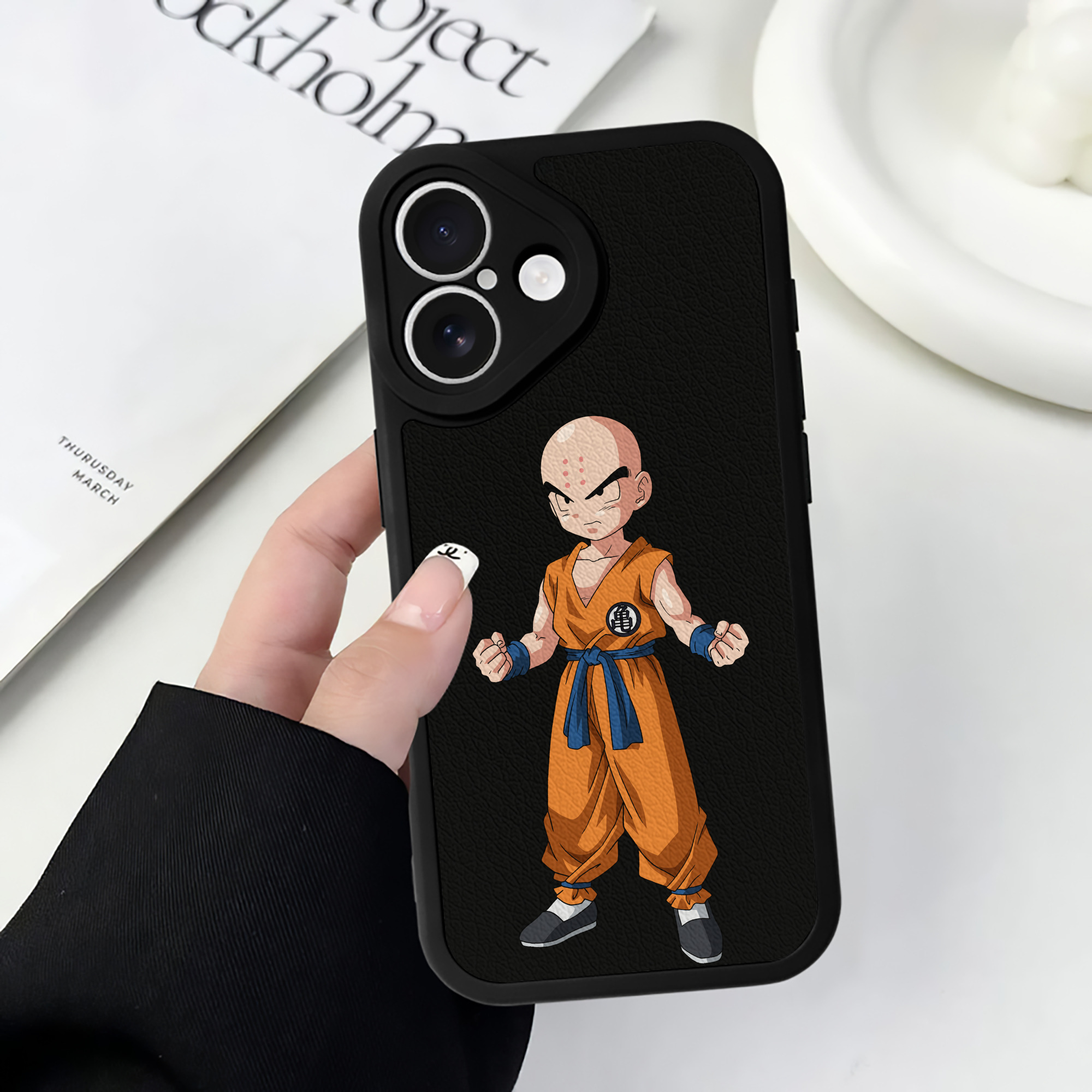 （画像用） ドラゴンボール クリリン DRAGON BALL krillin 【iPhone 16シリーズ対応】シリコンスマホケース（レザー調） 材質：シリコン